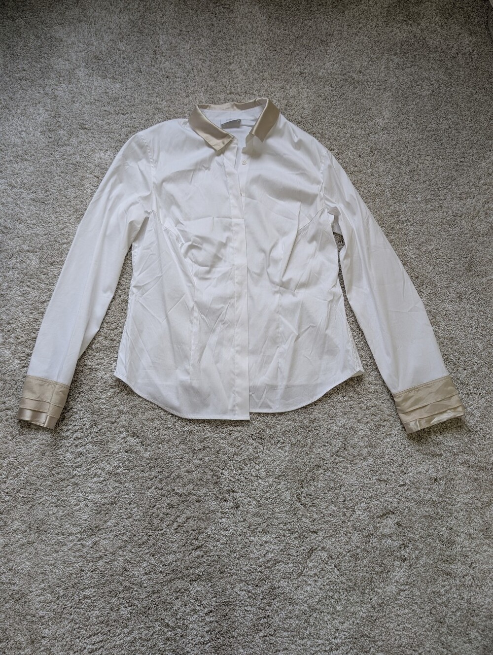 Elégance white cotton button-front shirt with contrasting collar and cuffs
